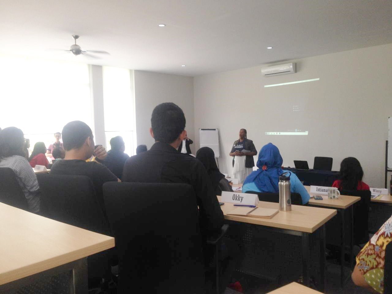kuliah umum diruang kelas kampus SGPP Indonesia